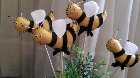 Abelhinha de Feltro no Palito - Decoração festa bichinhos do ja