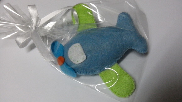 Pingente de avião em feltro