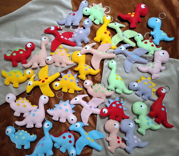 Chaveiro de Dinossauro Colorido em Feltro