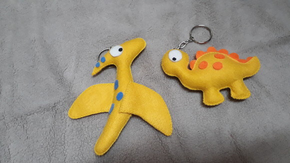 Kit com 15 Chaveiros Dinossauros Coloridos de Feltro