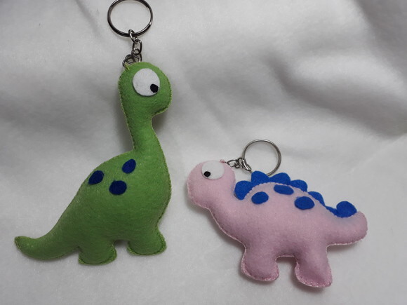 Kit com 15 Chaveiros Dinossauros Coloridos de Feltro