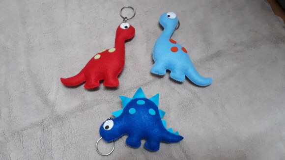 Kit com 15 Chaveiros Dinossauros Coloridos de Feltro