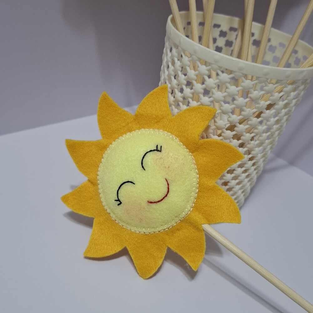 Kit c/12 un -Sol para decorar centro de mesa feito em Feltro no P