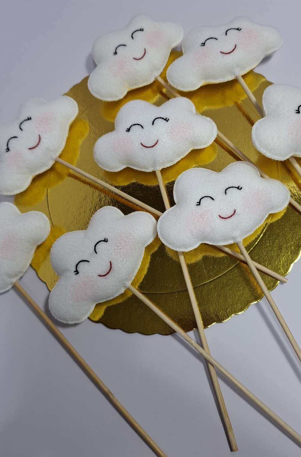 kit com 08 - Nuvem feliz em feltro para decoração - no Palito