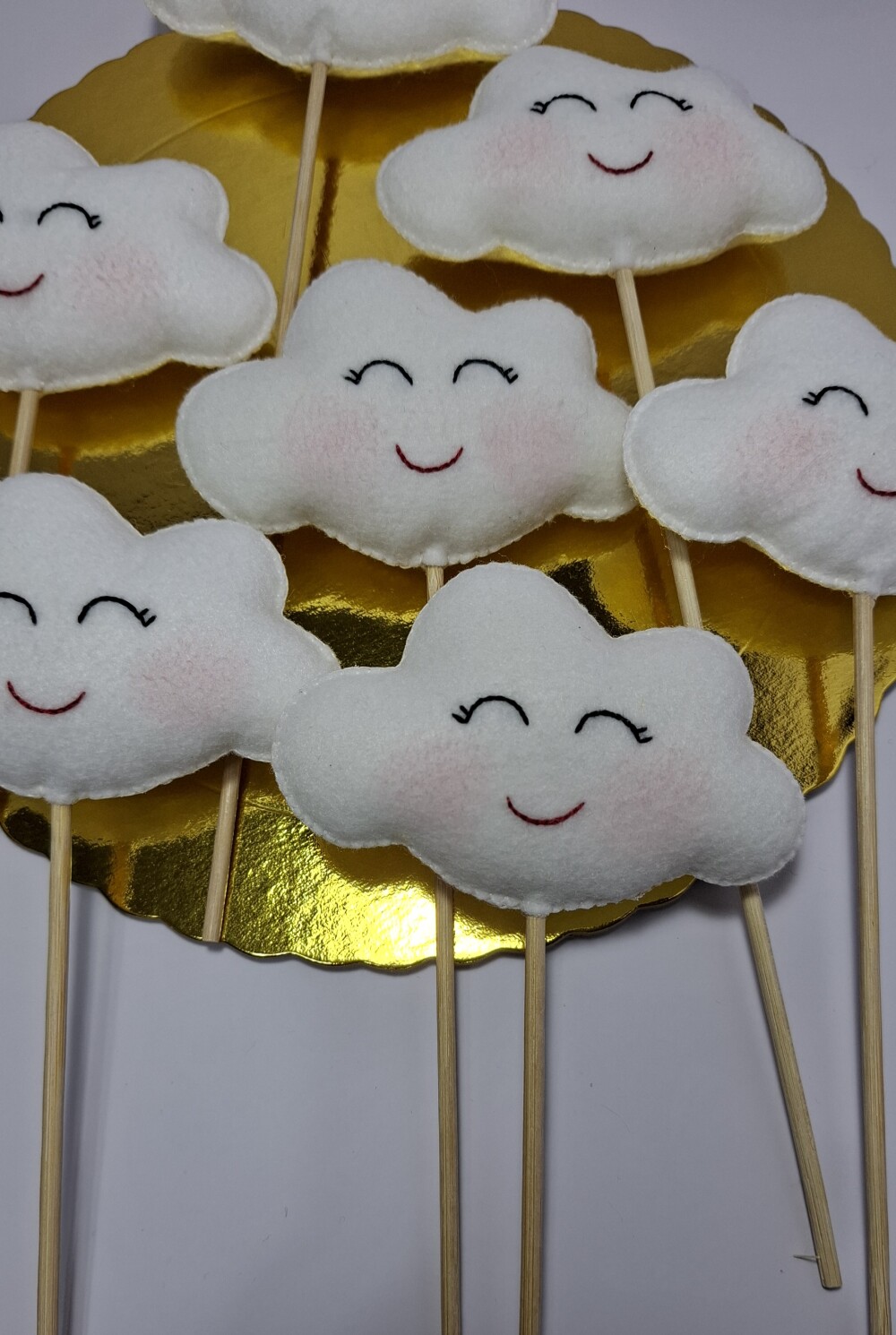kit com 08 - Nuvem feliz em feltro para decoração - no Palito