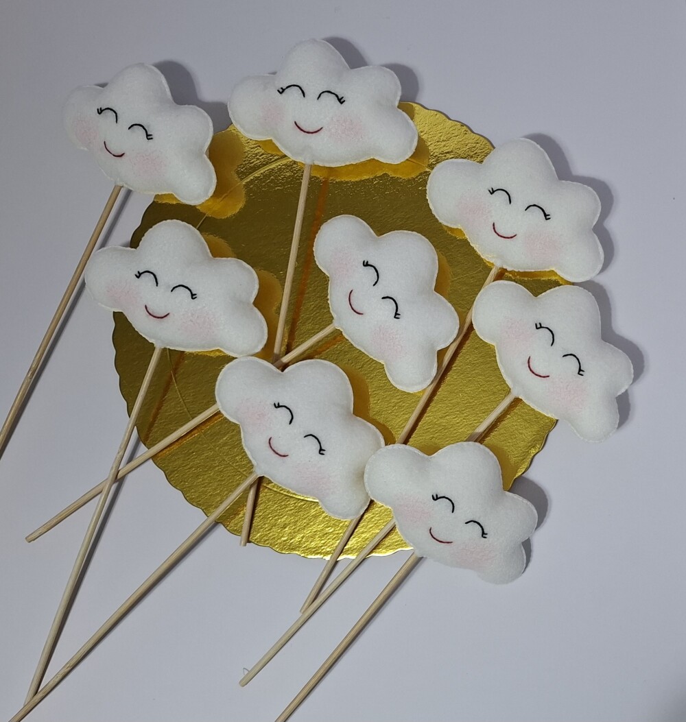 kit com 08 - Nuvem feliz em feltro para decoração - no Palito