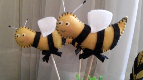 Abelhinha de Feltro no Palito - Decoração festa bichinhos do ja