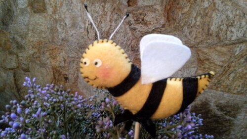 Abelhinha de Feltro no Palito - Decoração festa bichinhos do ja