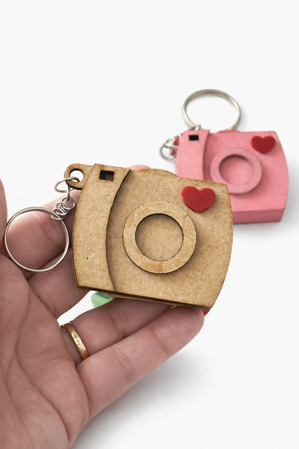 Chaveiro em MDF em formato de camera fotográfica porta retrato