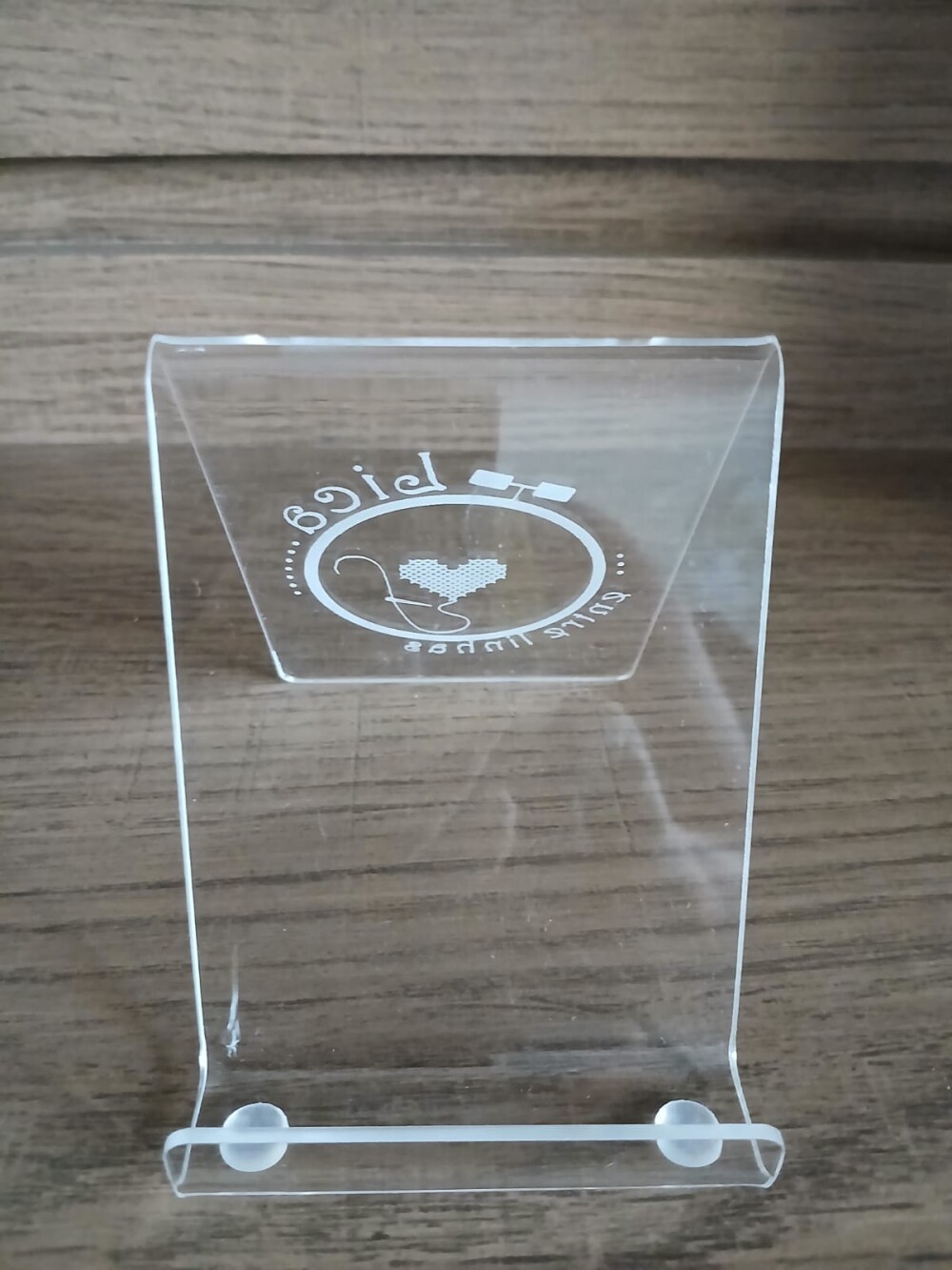 Display para celular em acrílico com personalização a laser