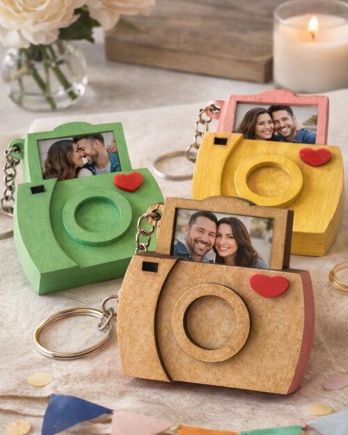 Chaveiro em MDF em formato de camera fotográfica porta retrato