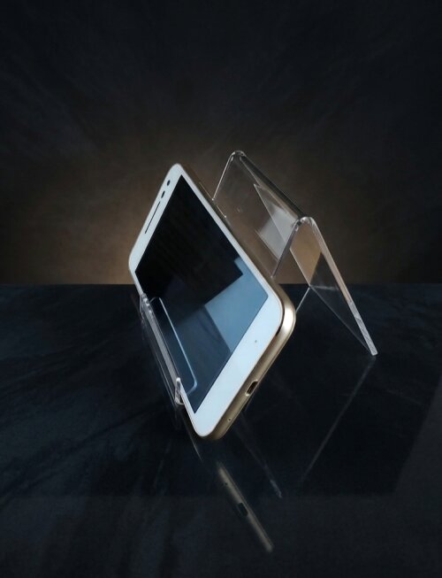 Display para celular em acrílico com personalização a laser