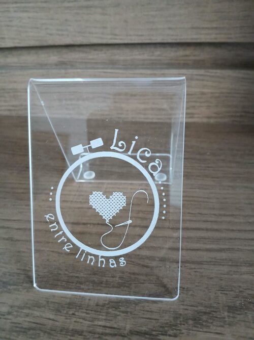 Display para celular em acrílico com personalização a laser