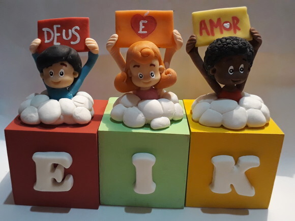 Cubos em mdf com biscuit 3 Palavrinhas