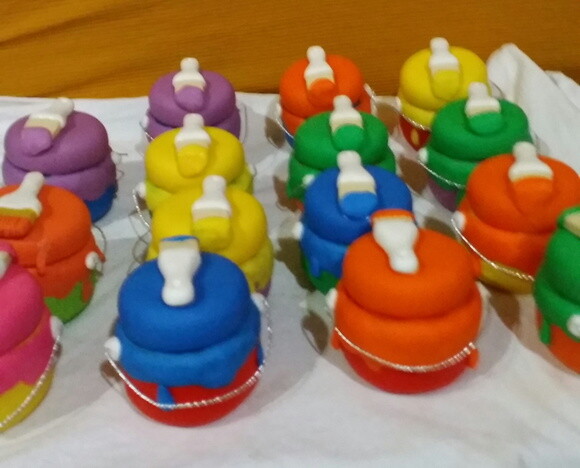 Potes de papinha Pintando o sete.