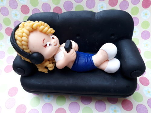 Topo de bolo, menina no sofá.