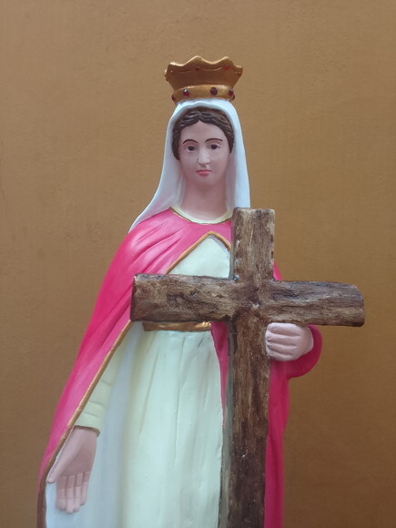 Santa Helena 80 cm com Base de Madeira e Olhos de Vidro