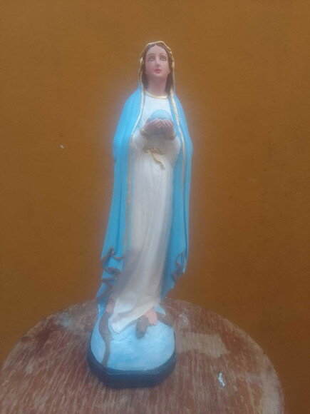 Nossa Senhora com o globo na mãos