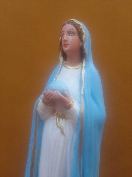 Nossa Senhora com o globo na mãos
