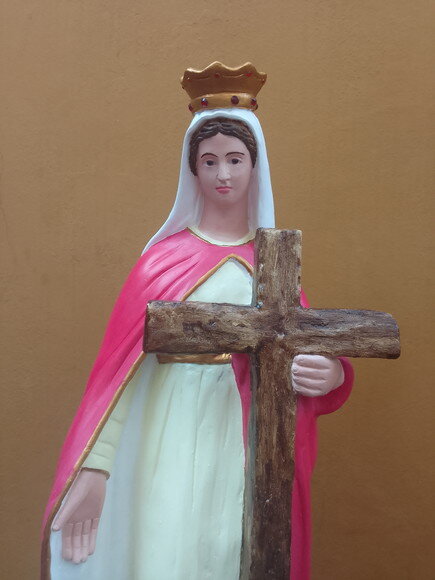Santa Helena 80 cm com Base de Madeira e Olhos de Vidro