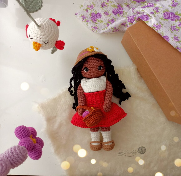 Boneca de Crochê em Amigurumi Tema Jardim Encantado