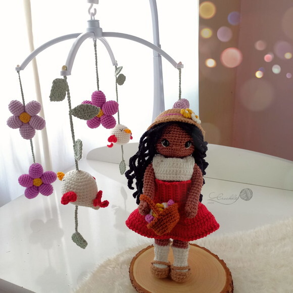 Boneca de Crochê em Amigurumi Tema Jardim Encantado