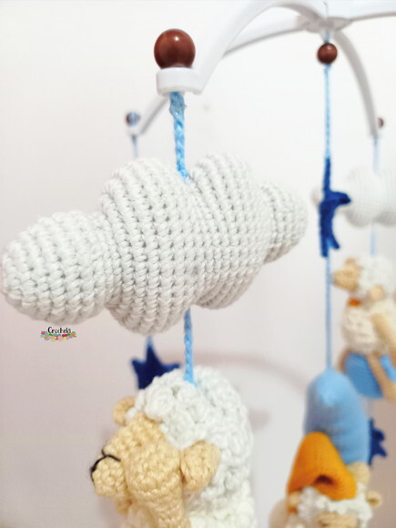 Móbile para Berço com Suporte Musical Tema Ovelha Crochê