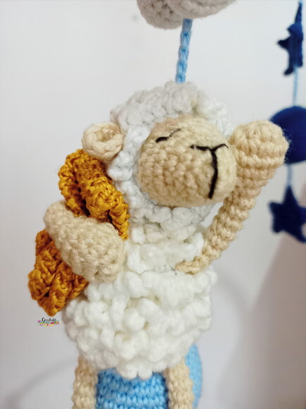 Móbile para Berço com Suporte Musical Tema Ovelha Crochê