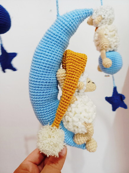 Móbile para Berço com Suporte Musical Tema Ovelha Crochê