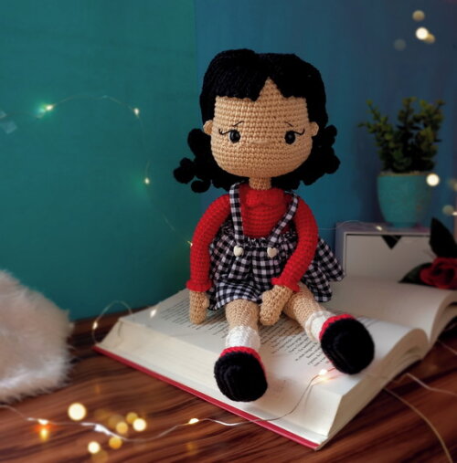 Boneca Amigurumi com Vestido Xadrez