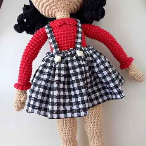 Boneca Amigurumi com Vestido Xadrez