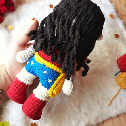 Boneca Mulher Maravilha Personagem em Crochê Amigurumi