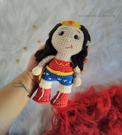 Boneca Mulher Maravilha Personagem em Crochê Amigurumi