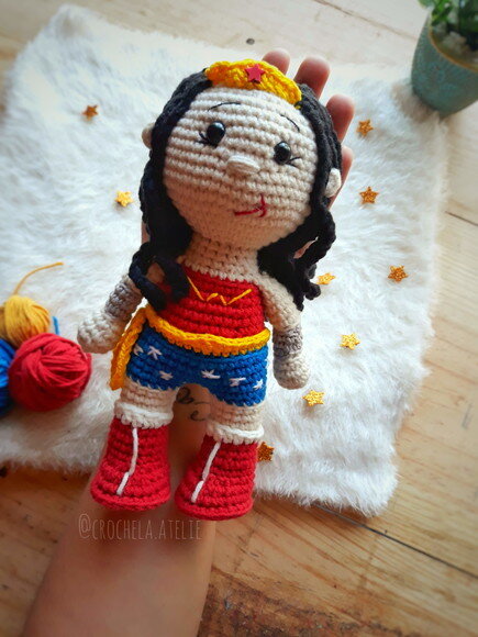 Boneca Mulher Maravilha Personagem em Crochê Amigurumi