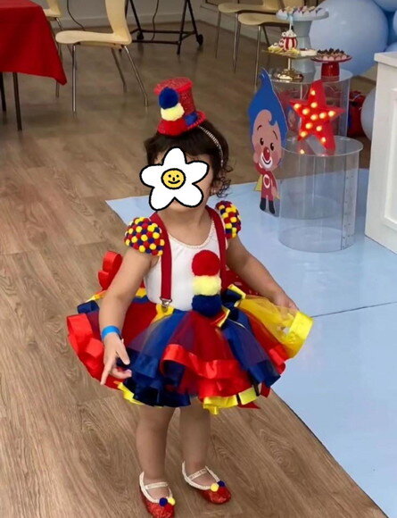 Fantasia Tema circo/palhaçinha Completa. Tamanho 1 ou 2.