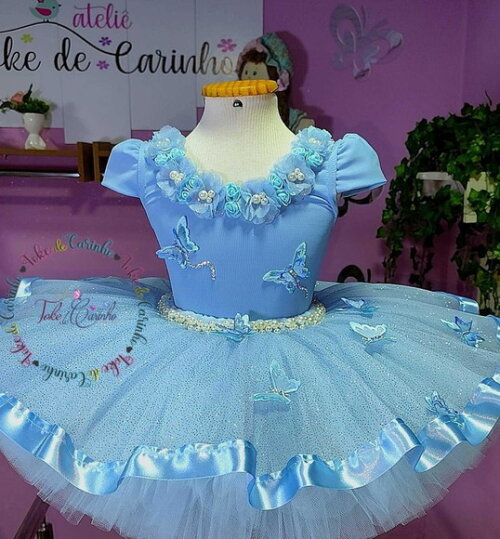 Fantasia Tema princesas/cinderela. Tamanho 3 até 6 Anos.