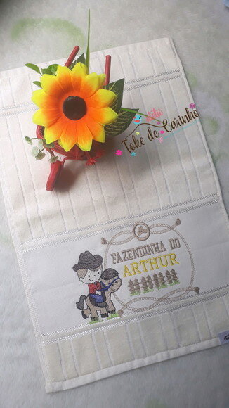 Toalhinha Escolar Personalizada Bordada.