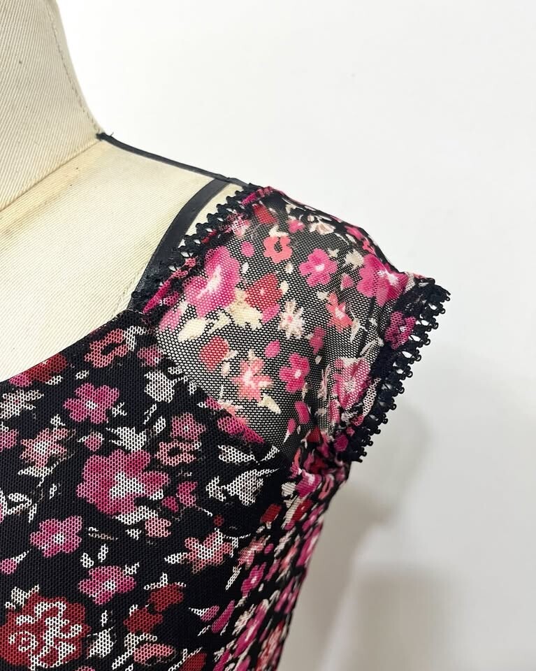 Blusa de manga curta em tule de malha estampa floral