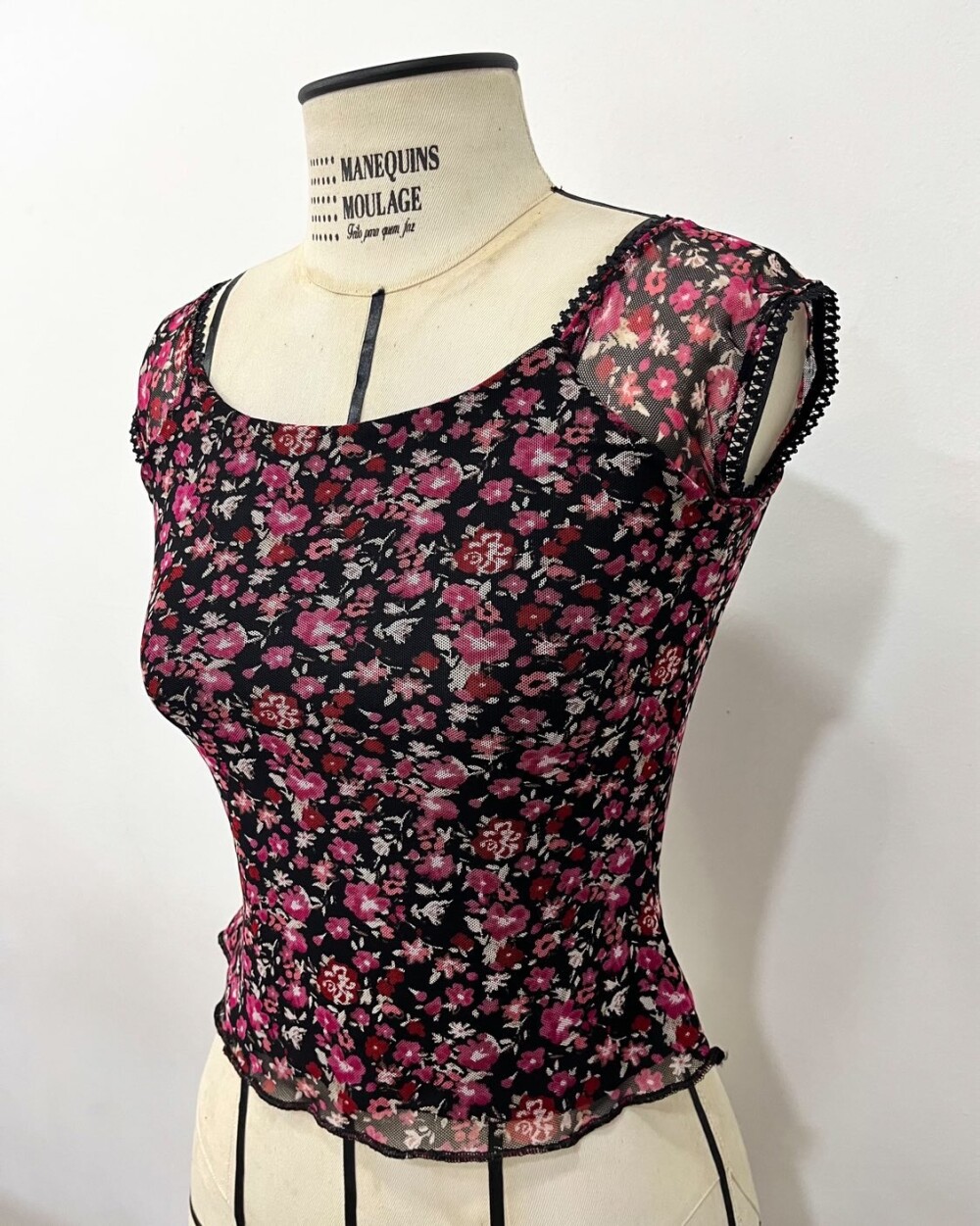 Blusa de manga curta em tule de malha estampa floral