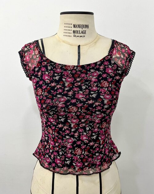 Blusa de manga curta em tule de malha estampa floral