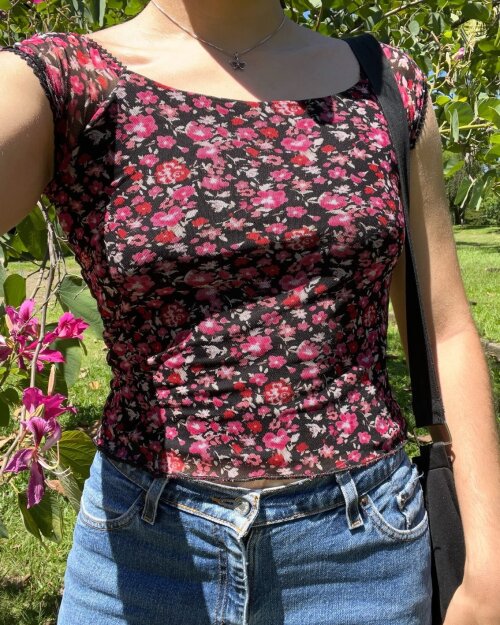 Blusa de manga curta em tule de malha estampa floral
