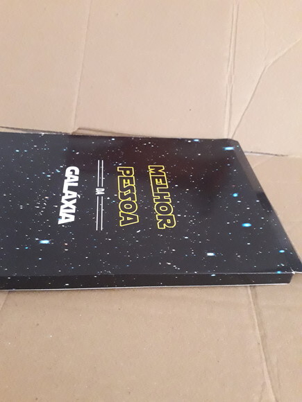Álbum com figurinhas qualquer tema.