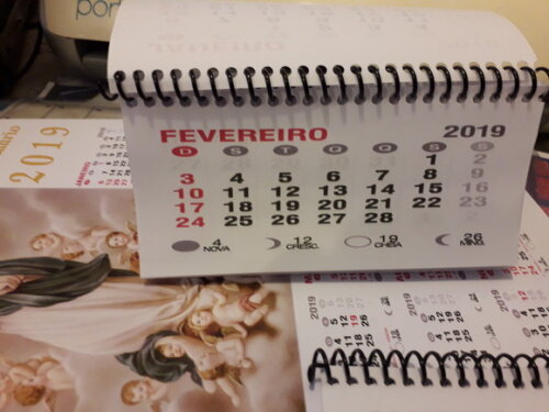 calendário de mesa com espiral 20X15 cm.