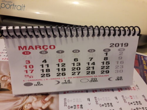calendário de mesa com espiral 20X15 cm.