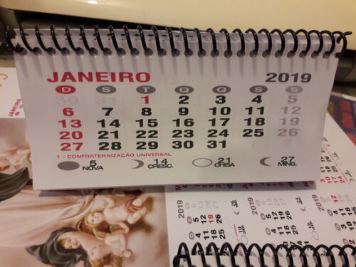 calendário de mesa com espiral 20X15 cm.