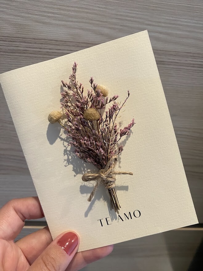 Cartão Floral Artesanal com Flores Secas