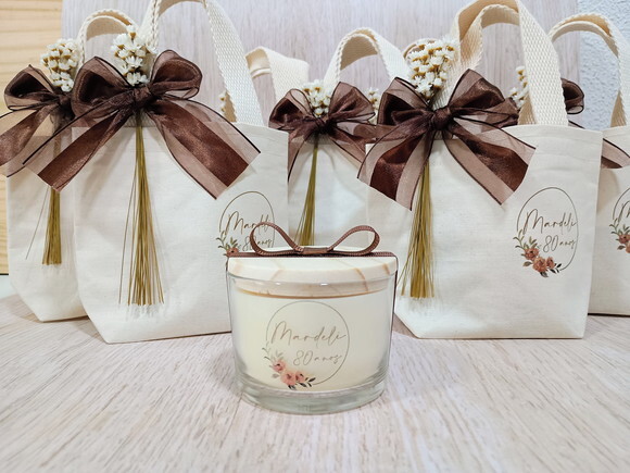 Lembrança Aniversário Vela Aromática 100g com Mini Ecobag