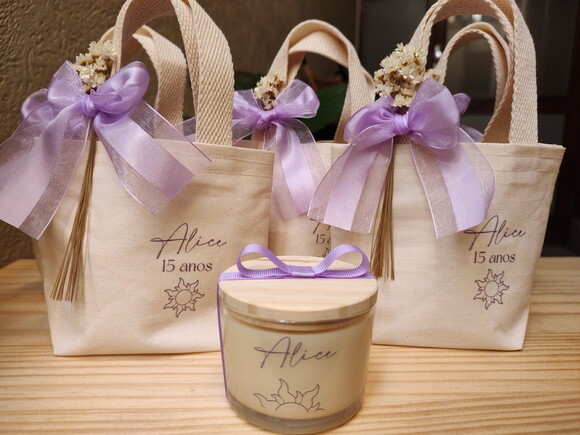Lembrança Aniversário Vela Aromática 100g com Mini Ecobag