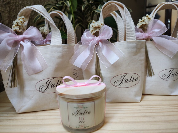 Lembrança Aniversário Vela Aromática 100g com Mini Ecobag