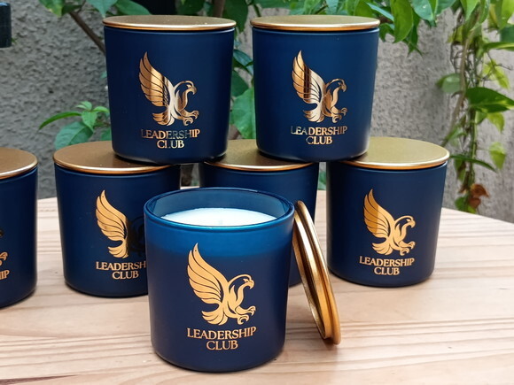 Vela Aromática 220g com Personalização Dourada e Tampa Metal